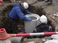 写真：排水管清掃と補修の様子