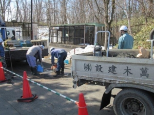 写真：猛獣舎前修繕作業