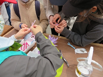 写真：フクロウのしおり作り