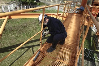 写真：観覧車手すり修理の様子