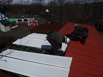 写真：猛禽舎の屋根取付