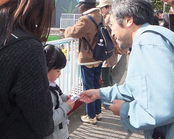 写真：記念カードを配る様子