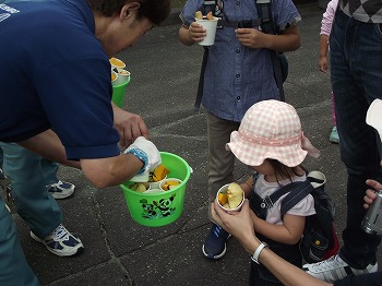 写真：えさを持ったお客様