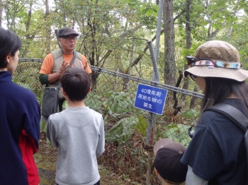 写真：ガイドさんの話を聞く様子