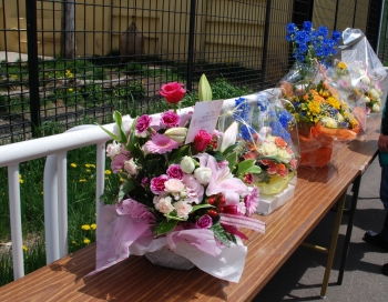写真：机の上に並べられた花束