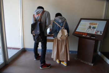 写真:クイズラリーに参加するお客様