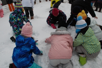 写真：雪の中に隠されたスーパーボールを探すこどもたち