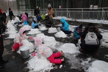 写真:雪像を作る様子1