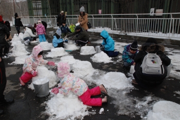 写真：雪像を作る様子1