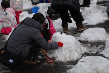 写真：雪像を作る様子2