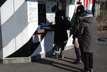 写真:カレンダープレゼントに並ぶ様子