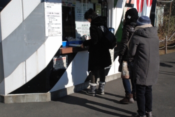 写真：カレンダープレゼントに並ぶ様子