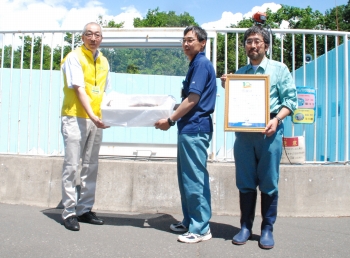 写真:ホッキョクグマ舎前で贈呈