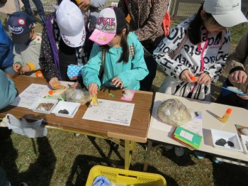 写真:壁飾りを作る様子