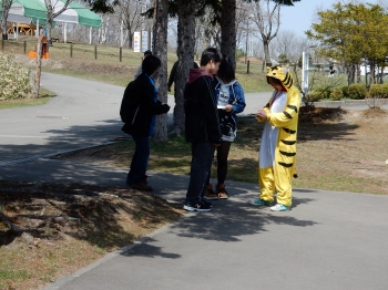 写真：スタンプをもらう様子