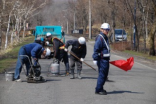 写真：舗装道路の補修