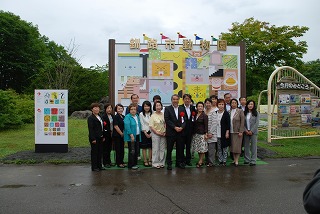 写真：看板前で記念撮影