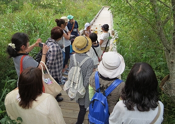 写真：話を聞いている様子