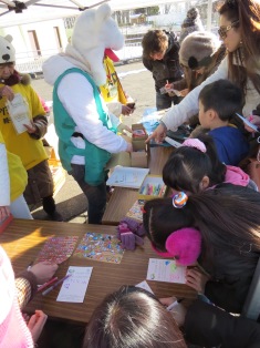 写真：クルミ親子に年賀状を送るイベント