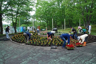 写真：釧路ライオンズクラブ花壇整備ボランティア