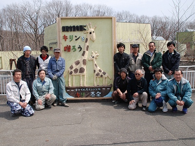 写真：モニュメント前で記念撮影