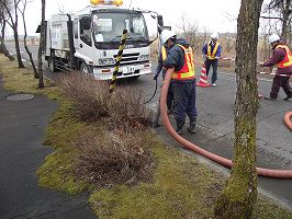 写真：道路の排水管清掃