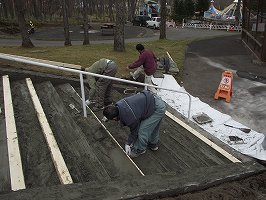 写真：階段等の補修作業