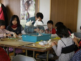 写真：紙粘土でウサギ作り