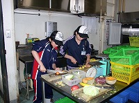 写真：餌を準備する様子