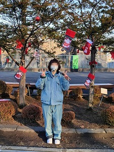 写真：サル山前のクリスマスの飾りつけ