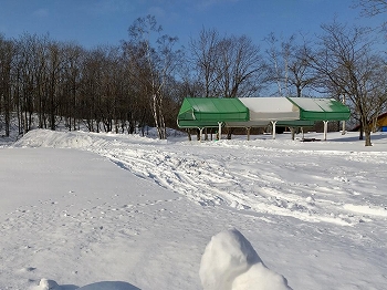 写真：制作中のソリ山