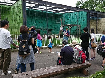 写真：園長のガイドの様子