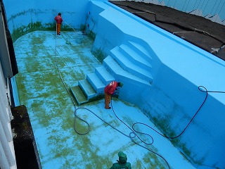 写真：プール掃除の様子