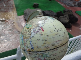 写真：ペンギン舎の柵の上にセットされた地球儀1