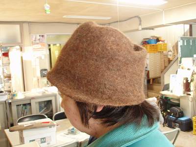 写真：バイソンの毛を利用して作った帽子