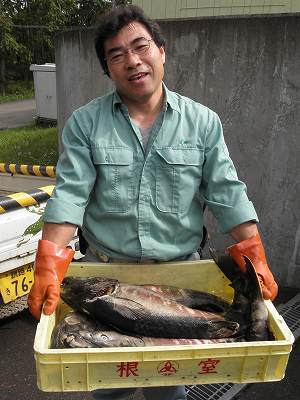 写真：担当者と与えた魚