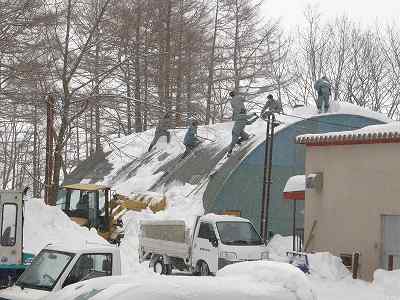 写真：雪おろし中の様子