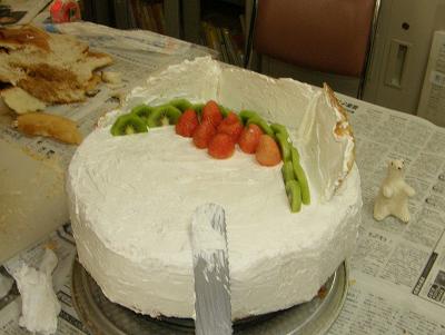 写真：ケーキに飾りつけをしている様子2