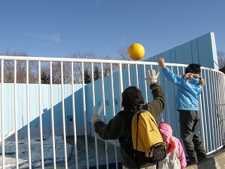 写真：浮き玉を投げ込むお客様