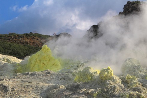 写真：硫黄山