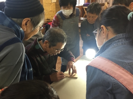 写真:アイヌ木彫体験講座