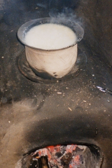 写真：土器でおかゆを作る様子
