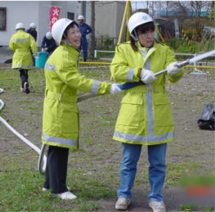 写真：婦人消防組織の放水訓練1
