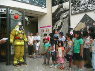 写真：少年消防組織の市民防災センターでの体験学習