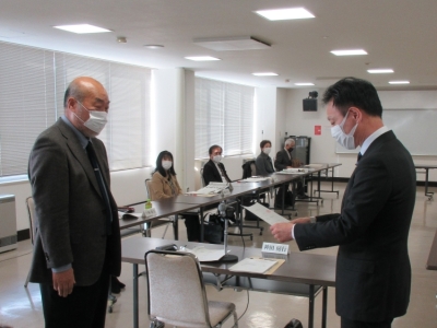写真：神田会長へ諮問書を読み上げる市民環境部長