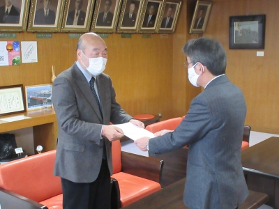 写真：神田会長から答申書を受け取る釧路市長
