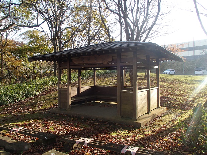 写真：四阿・周遊園路　バーベキューコーナー(旧科学館側)付近