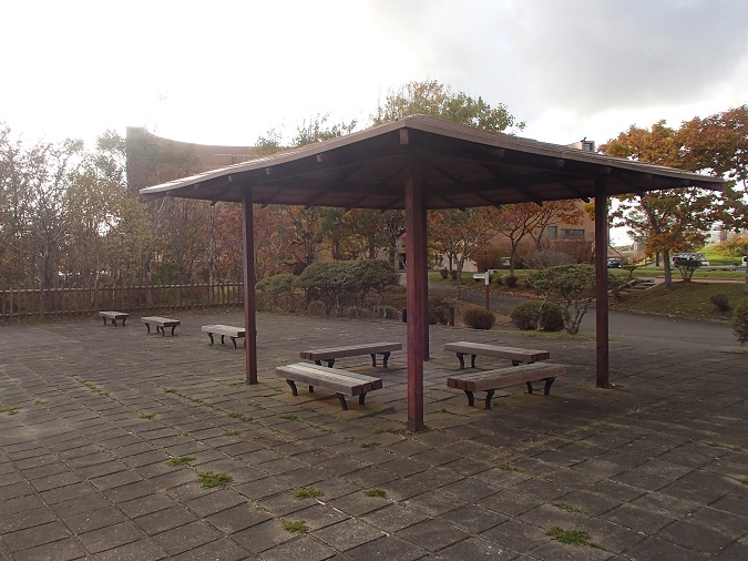 写真：四阿・周遊園路　博物館付近