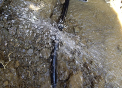 写真：破裂した水道管から水が噴き出している様子