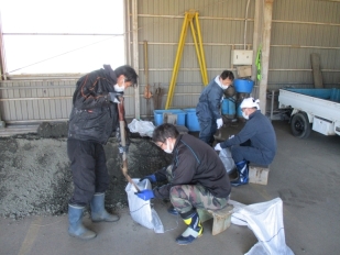 写真：土嚢製作の様子